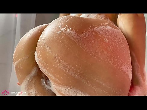❤️ Brunetka masturbuje kundičku s vibrátorom až do intenzívneho orgazmu v sprche Porno na sk.bestsexporno.ru